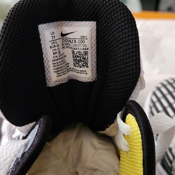 Nike - Picture 6 of 16